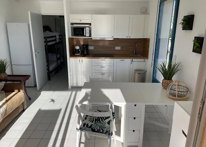 Domaine D'azur - Renovated 1br With Terrace Pool & Garage Le Lavandou